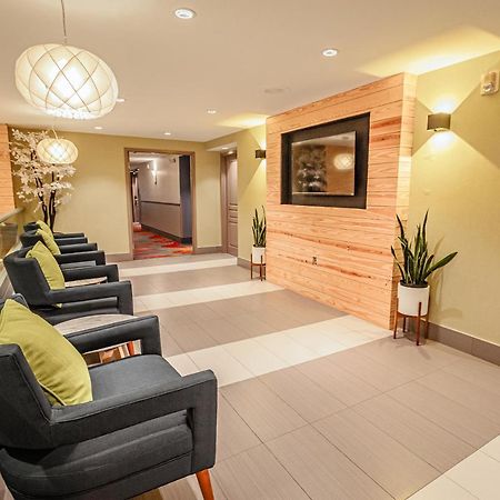 Days Inn & Suites By Wyndham Fort Myers Near Jetblue Park Buitenkant foto