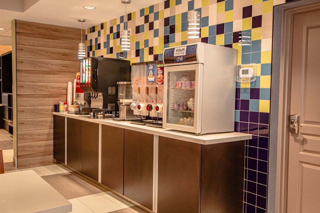 Days Inn & Suites By Wyndham Fort Myers Near Jetblue Park Buitenkant foto