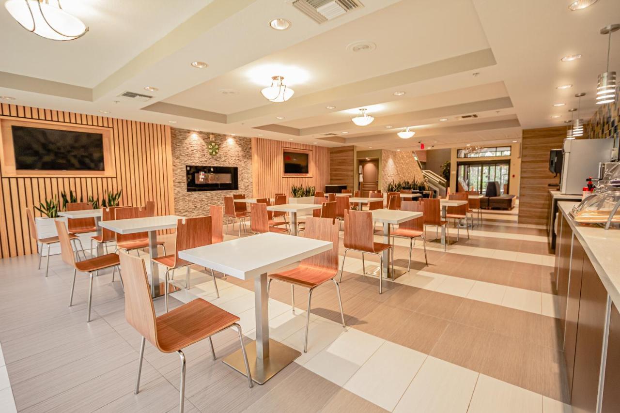 Days Inn & Suites By Wyndham Fort Myers Near Jetblue Park Buitenkant foto