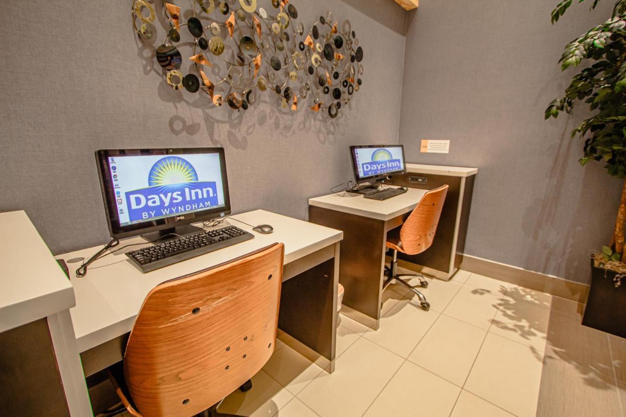 Days Inn & Suites By Wyndham Fort Myers Near Jetblue Park Buitenkant foto