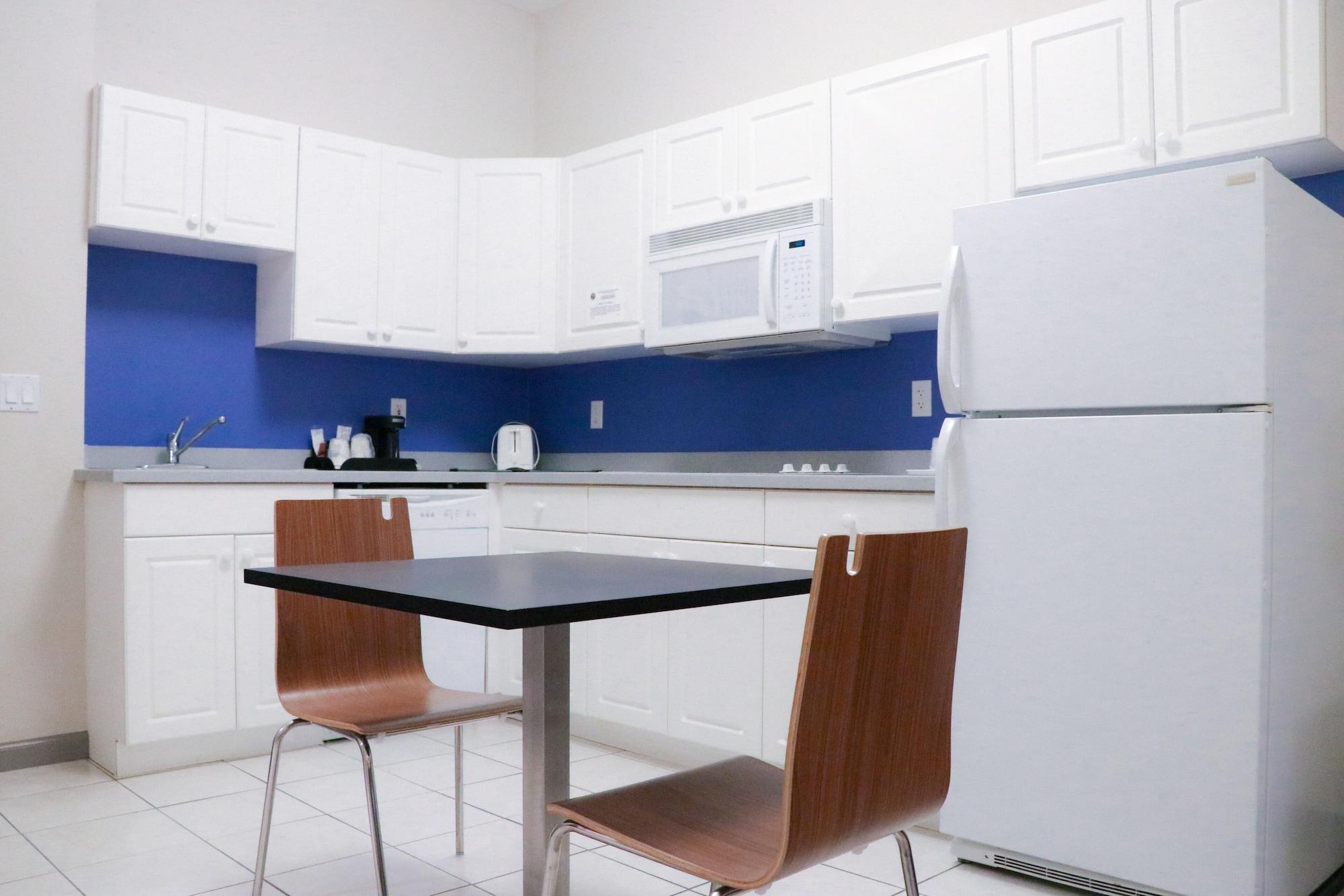 Days Inn & Suites By Wyndham Fort Myers Near Jetblue Park Buitenkant foto