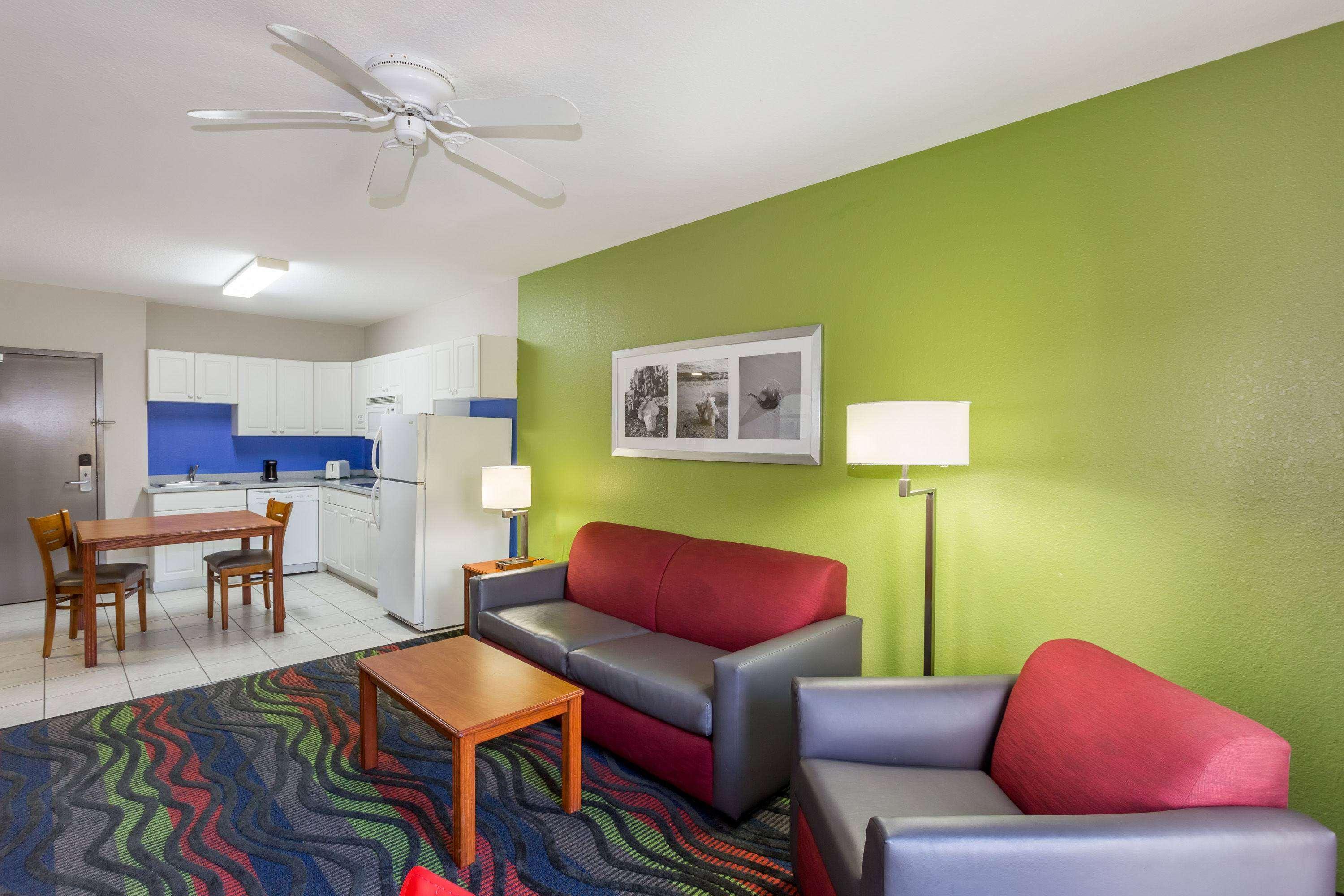 Days Inn & Suites By Wyndham Fort Myers Near Jetblue Park Buitenkant foto
