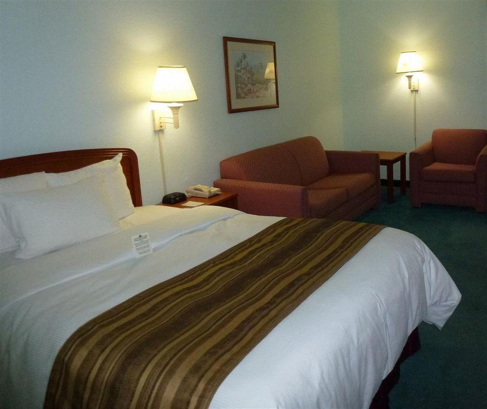 Days Inn & Suites By Wyndham Fort Myers Near Jetblue Park Kamer foto