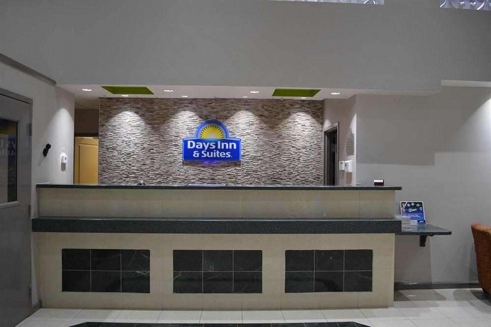 Days Inn & Suites By Wyndham Fort Myers Near Jetblue Park Buitenkant foto