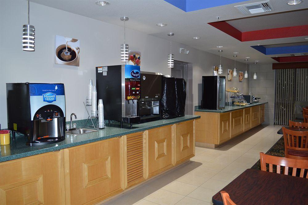 Days Inn & Suites By Wyndham Fort Myers Near Jetblue Park Buitenkant foto
