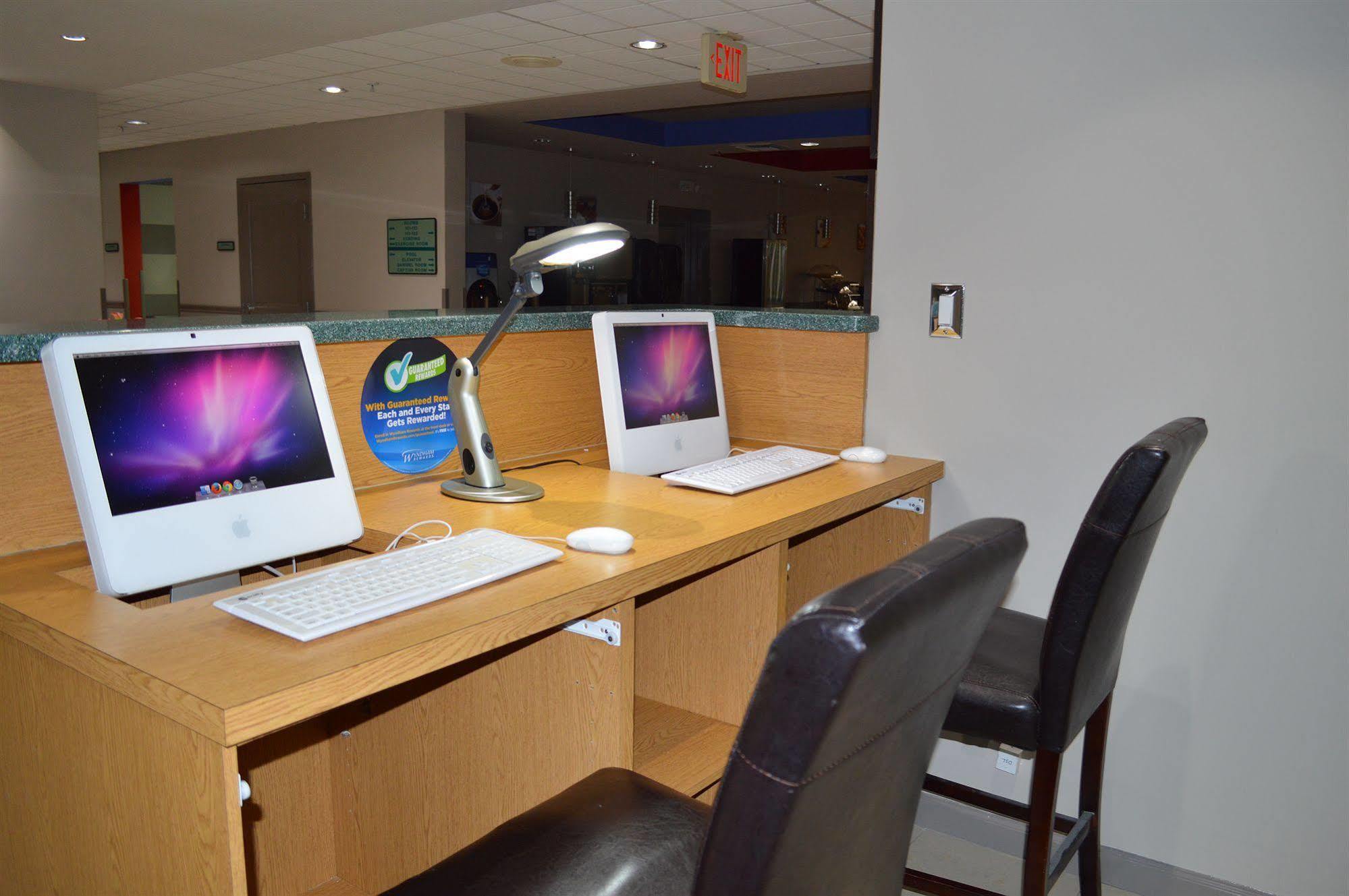 Days Inn & Suites By Wyndham Fort Myers Near Jetblue Park Buitenkant foto