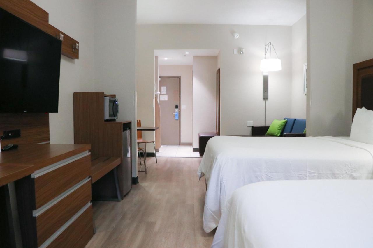 Days Inn & Suites By Wyndham Fort Myers Near Jetblue Park Buitenkant foto