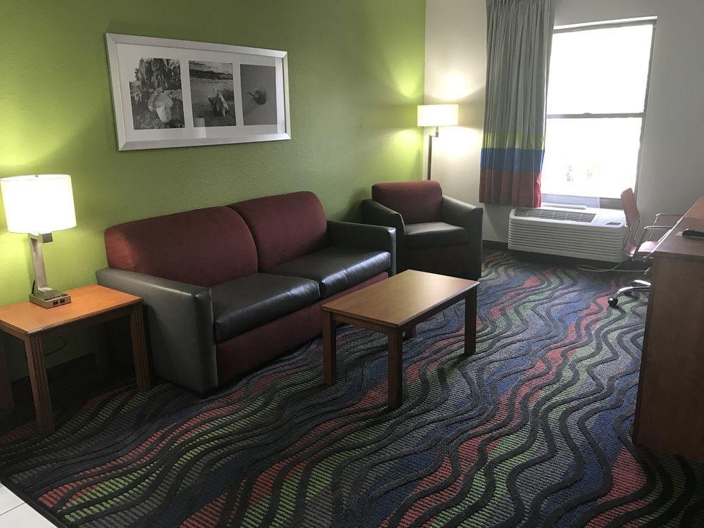 Days Inn & Suites By Wyndham Fort Myers Near Jetblue Park Buitenkant foto